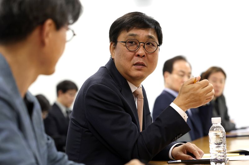 최휘영 장관은 추경과 관련해 "청년 문화예술패스를 통해 8월부터 도서 구매를 지원하고, 2027년 예산에는 독서활동 촉진 예산을 다시 반영할 수 있도록 준비하겠다"고 말했다.