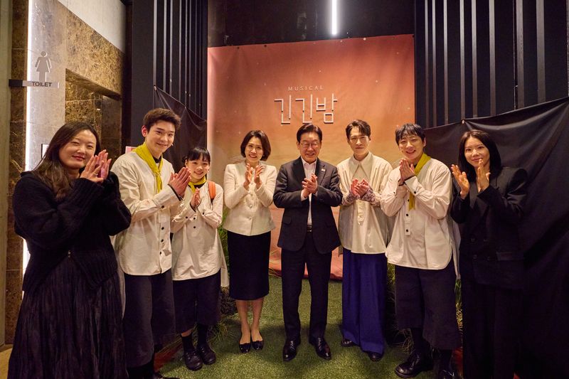 이재명 대통령과 김혜경 여사가 18일 서울 대학로 링크아트센터드림에서 창작뮤지컬 '긴긴밤'을 관람한 후 출연진과 기념촬영을 하고 있다. (청와대 제공. 재판매 및 DB 금지) 2026.3.19 ⓒ 뉴스1 이재명 기자