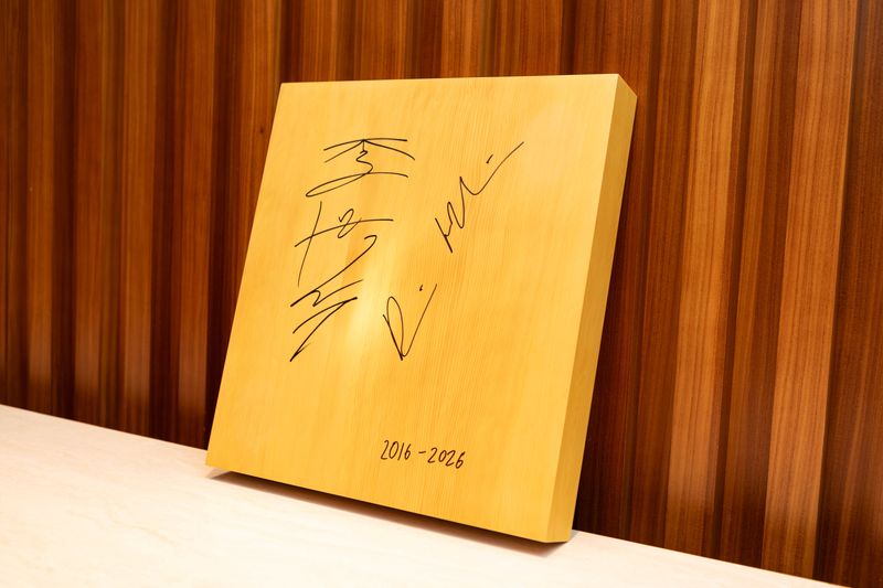 데미스 하사비스 구글 딥마인드 공동창업자 겸 최고경영자(CEO)가 27일 이재명 대통령에게 선물한 2016 알파고 대국 기념 바둑판. 청와대 제공