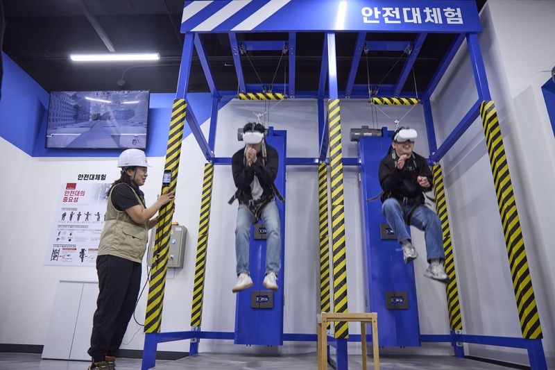 취재진이 안전체험교육관에 마련된 안전대 체험을 하고 있다. SK텔레콤 제공