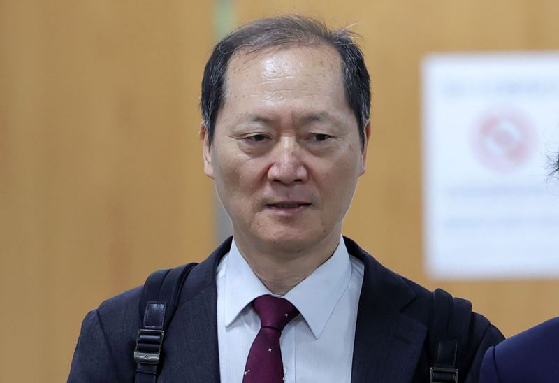 [서울=뉴시스] 홍효식 기자 = 이완규 전 법제처장이 27일 서울 서초구 서울중앙지방법원에서 열린 안가 회동 위증 혐의 1심 결심공판에 출석하고 있다. 2026.04.27. yesphoto@newsis.com