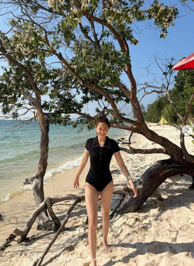 설현 해변서 뽐낸 건강美 "그녀의 주근깨 사랑해요"