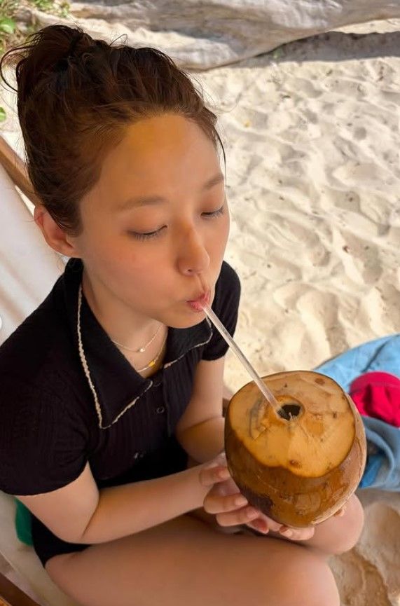 설현 해변서 뽐낸 건강美 "그녀의 주근깨 사랑해요"