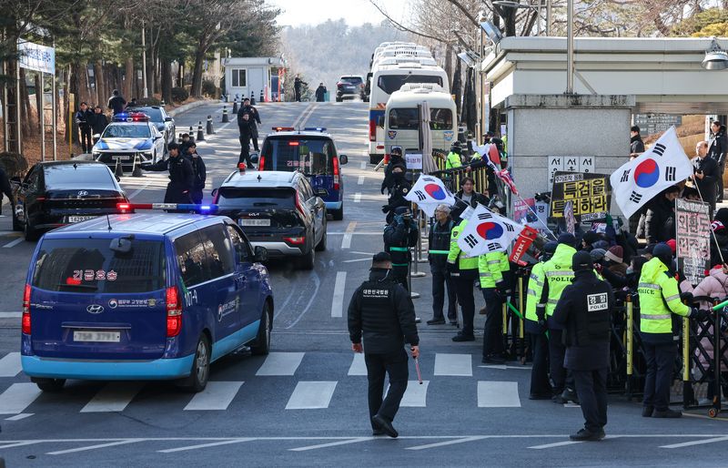 김건희 여사의 자본시장과 금융투자업에 관한 법률 위반, 알선수재, 정치자금법 위반 등 혐의 1심 선고기일인 28일 오후 서울 서초구 중앙지방법원에서 김 여사를 태운 호송차가 들어가고 있다. 2026.1.28 ⓒ 뉴스1 안은나 기자