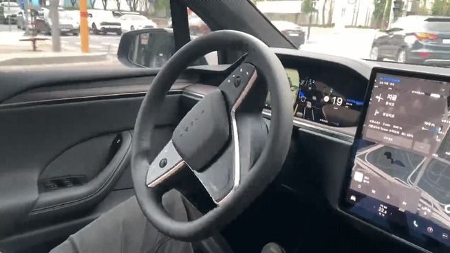 FSD 감독형 기능을 활성화한 테슬라 모델 S가 좌회전 신호를 감지하고 스스로 핸들을 꺾어 커브길을 지나는 모습. 2026.04.27. ⓒ 뉴스1 신은빈 기자