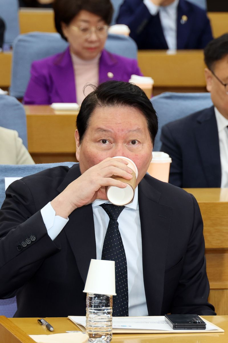 대한상공회의소 회장인 최태원 SK그룹 회장이 28일 국회의원회관에서 한중의원연맹이 연 '미·중 AI 기술 패권 경쟁 속 대한민국 성장전략' 정책세미나에 참석해 음료를 마시고 있다. 사진=서동일 기자