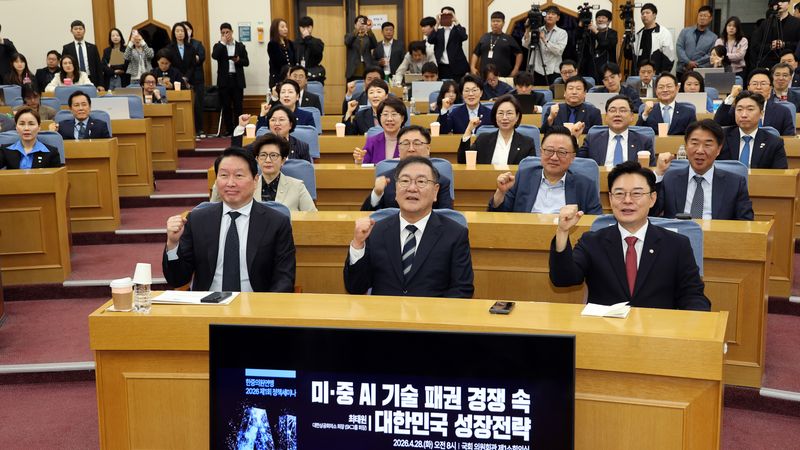 대한상공회의소 회장인 최태원 SK그룹 회장이 28일 국회의원회관에서 한중의원연맹이 연 '미·중 AI 기술 패권 경쟁 속 대한민국 성장전략' 정책세미나에 참석해 기념촬영을 하고 있다. 사진=서동일 기자