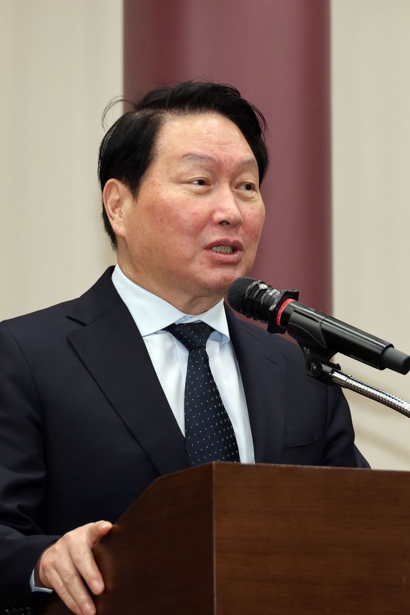 대한상공회의소 회장인 최태원 SK그룹 회장이 28일 국회의원회관에서 한중의원연맹이 연 '미·중 AI 기술 패권 경쟁 속 대한민국 성장전략' 정책세미나에 참석해 강연하고 있다. 사진=서동일 기자