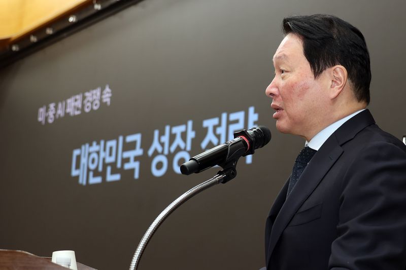 대한상공회의소 회장인 최태원 SK그룹 회장이 28일 국회의원회관에서 한중의원연맹이 연 '미·중 AI 기술 패권 경쟁 속 대한민국 성장전략' 정책세미나에 참석해 강연하고 있다. 사진=서동일 기자