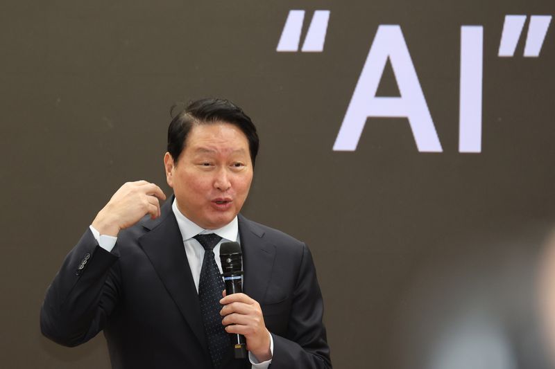 대한상공회의소 회장인 최태원 SK그룹 회장이 28일 국회의원회관에서 한중의원연맹이 연 '미·중 AI 기술 패권 경쟁 속 대한민국 성장전략' 정책세미나에 참석해 강연하고 있다. 사진=서동일 기자