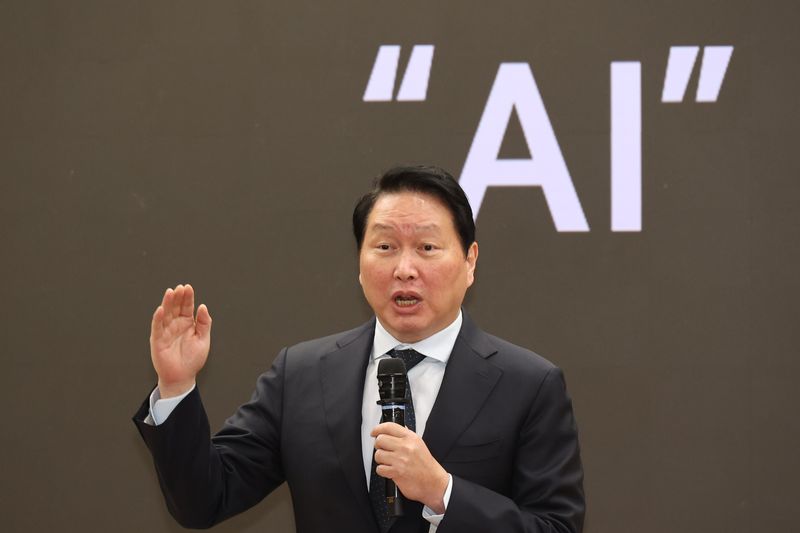 대한상공회의소 회장인 최태원 SK그룹 회장이 28일 국회의원회관에서 한중의원연맹이 연 '미·중 AI 기술 패권 경쟁 속 대한민국 성장전략' 정책세미나에 참석해 강연하고 있다. 사진=서동일 기자