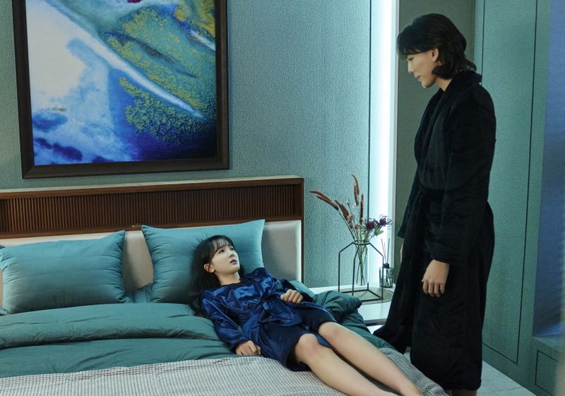 '닥터신' 정이찬&middot;백서라, 침대 위 '돌발 스킨십'…미묘한 기류 [N컷]