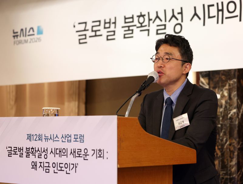 [서울=뉴시스] 이영환 기자 = 배준형 산업통상부 통상협력국장이 28일 오전 서울 중구 롯데호텔에서 열린 제12회 뉴시스 산업 포럼 '글로벌 불확실성 시대의 새로운 기회 : 왜 지금 인도인가'에서 강연을 하고 있다. 2026.04.28. 20hwan@newsis.com