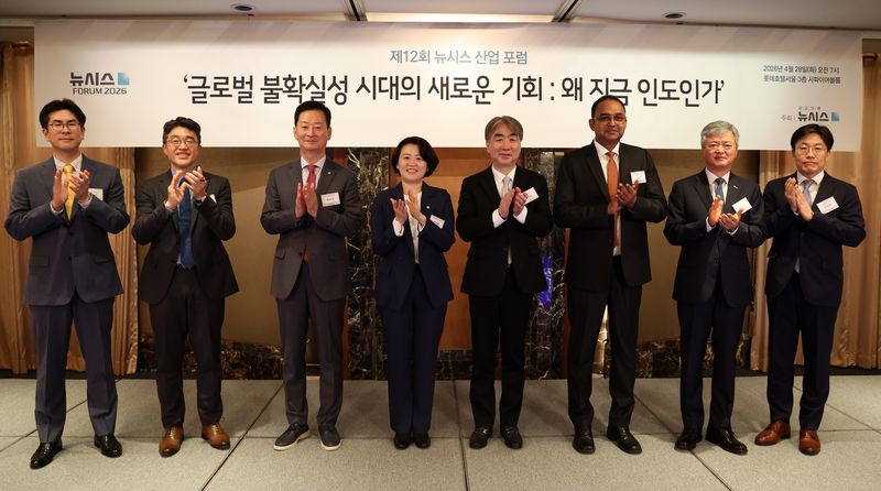 [서울=뉴시스] 이영환 기자 = 염영남 뉴시스 대표이사 사장과 내빈들이 28일 오전 서울 중구 롯데호텔에서 열린 제12회 뉴시스 산업 포럼 '글로벌 불확실성 시대의 새로운 기회 : 왜 지금 인도인가'에서 기념촤영을 하고 있다. 왼쪽부터 김규진 삼일PwC인디아 Korea Business Desk 총괄 디렉터, 배준형 산업통상부 통상협력국장, 최은석 국민의힘 의원, 박지혜 더불어민주당 의원, 염영남 뉴시스 대표이사 사장, 니시 칸트 싱 주한인도대사관 대사대리, 이인호 한국무역협회 부회장, 최형동 효성중공업 아시아오세아니아영업 PL. 2