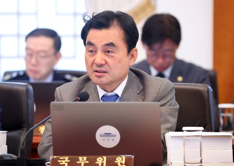 안규백 국방부 장관이 28일 청와대에서 열린 제18회 국무회의 겸 제6차 비상경제점검회의에서 이재명 대통령 질문에 답변하고 있다. 뉴스1