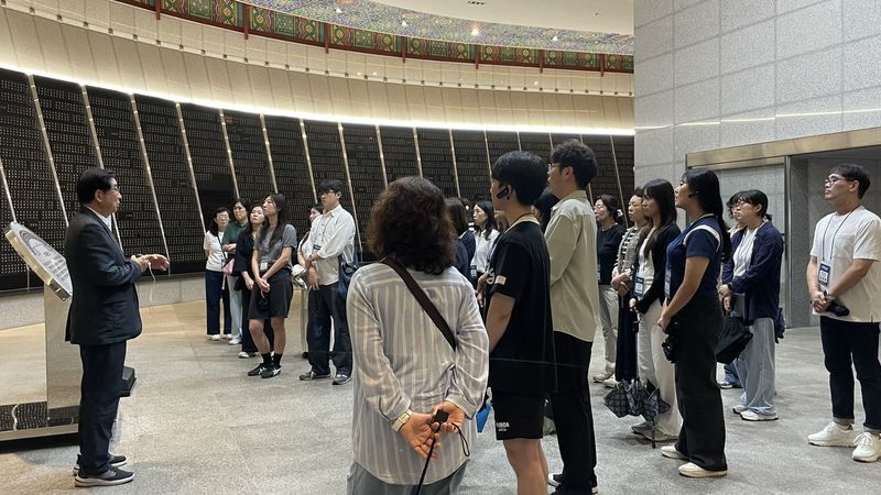 전국 교원들이 제주4·3평화공원 위패봉안실에서 현장 해설을 듣고 있다. 올해 연수는 2박3일 과정으로 확대돼 제주4·3평화기념관과 다랑쉬굴, 섯알오름 등 주요 현장 체험을 중심으로 진행된다. /사진=제주4·3평화재단 제공