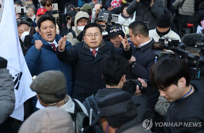 법원 앞 집회 참석한 황교안 전 국무총리 (출처=연합뉴스)