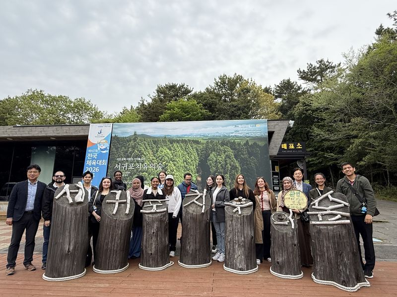 외국 외교관들이 서귀포 치유의 숲 방문을 마친 뒤 기념촬영을 하고 있다. 이번 프로그램에는 감비아, 말레이시아, 모로코, 브라질, 인도네시아, 호주 등 17개국 외교관 17명이 참여했다. /사진=제주특별자치도 제공