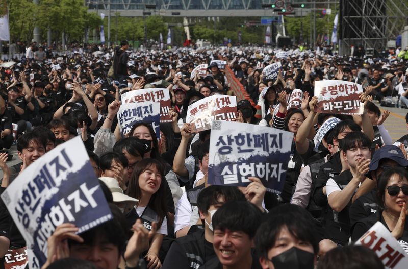 [평택=뉴시스] 김근수 기자 = 삼성전자노동조합 공동투쟁본부 조합원들이 23일 오후 경기 평택시 삼성전자 평택사업장 앞에서 열린 투쟁결의대회에서 구호를 외치고 있다. 2026.04.23. ks@newsis.com