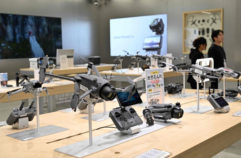 지난 4월28일 중국 베이징의 쇼핑몰에 DJI 드론들이 진열돼있다.AFP연합뉴스