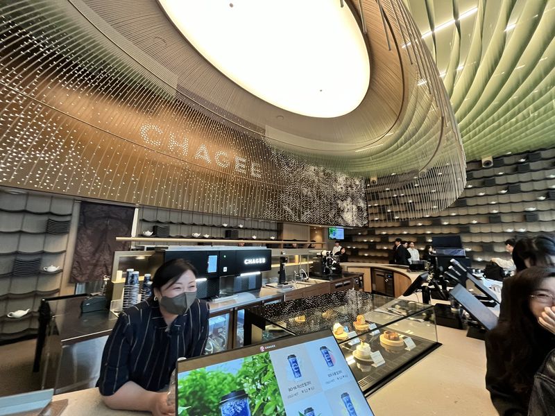 서울 강남구 차지코리아 플래그십 스토어 내부 전경.