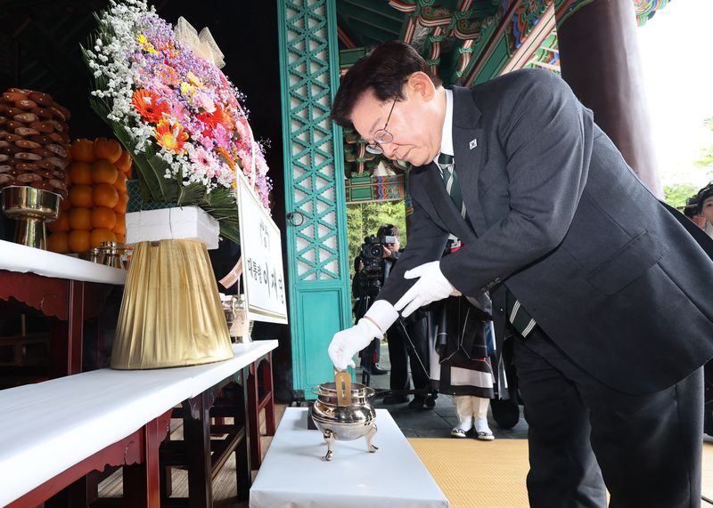 이재명 대통령이 충남 아산 현충사에서 열린 충무공 이순신 탄신 제481주년 기념 다례행사에서 분향하고 있다. 청와대통신사진기자단