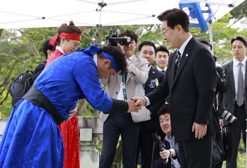 이재명 대통령이 28일 충남 아산시 현충사 활터에서 열린 제65회 대통령기 전국 궁도대회를 방문해 참석자들을 격려하고 있다. 뉴시스