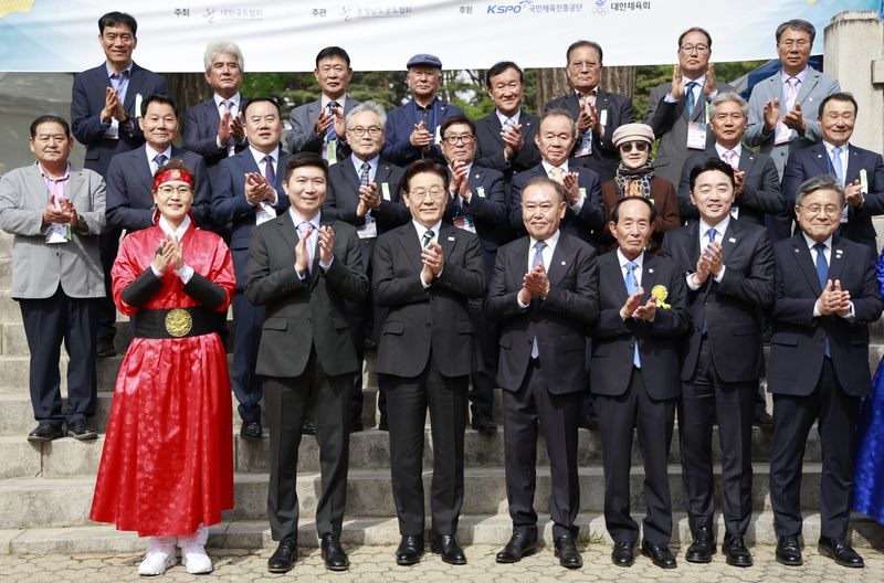 이재명 대통령이 28일 충남 아산시 현충사 활터에서 열린 제65회 대통령기 전국 궁도대회를 방문해 참석자들과 기념촬영을 하고 있다. 뉴시스