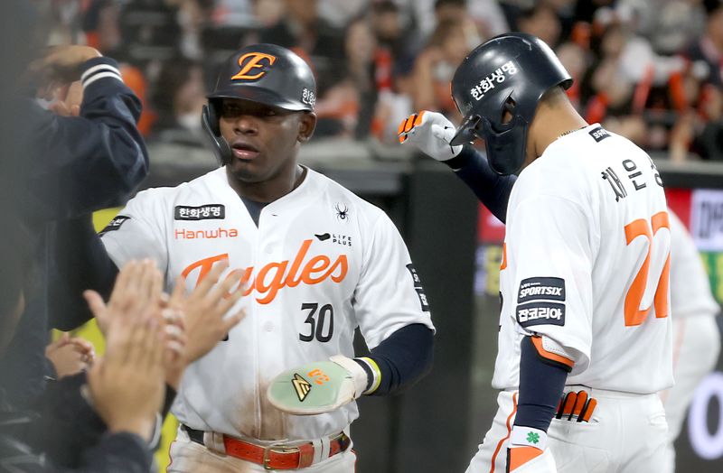 28일 대전 한화생명볼파크에서 열린 2026 신한 SOL KBO리그 SSG 랜더스와 한화 이글스의 경기에서 4회말 1사 안타를 친 한화 페라자가득점을 올리며 동료들과 하이피이브를 하고 있다.뉴스1