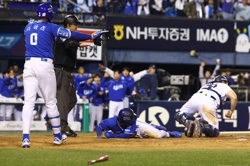 [서울=뉴시스] 황준선 기자 = 28일 서울 송파구 잠실야구장에서 열린 2026 KBO 리그 삼성 라이온즈와 두산 베어스의 경기, 10회 초 1사 2루 삼성 김성윤이 최형우의 1타점 적시타 때 홈인 하고 있다. 2026.04.28. hwang@newsis.com