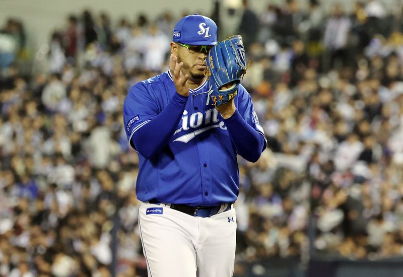 28일 서울 송파구 잠실야구장에서 열린 '2026 신한 SOL KBO리그' 삼성 라이온즈와 두산 베어스의 경기, 삼성 선발 후라도가 7회말 이닝을 마친 뒤 손뼉을 치며 더그아웃으로 향하고 있다. 이날 후라도는 7이닝 동안 6피안타 7K 무실점 역투를 펼친 뒤 백정현에게 마운드를 넘겼다. 2026.4.28 ⓒ 뉴스1 김진환 기자