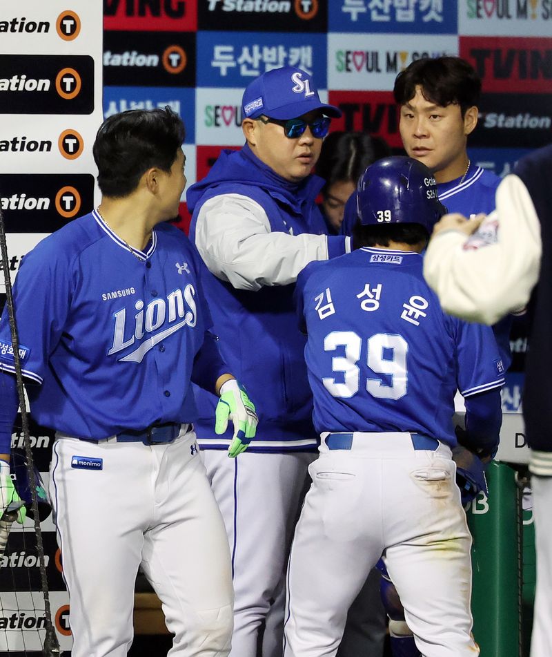 28일 서울 송파구 잠실야구장에서 열린 '2026 신한 SOL KBO리그' 삼성 라이온즈와 두산 베어스의 경기, 삼성 김성윤이 10회초 1사 2루 상황에서 최형우의 안타 때 득점에 성공 후 박진만 감독의 축하를 받고 있다. 2026.4.28 ⓒ 뉴스1 김진환 기자