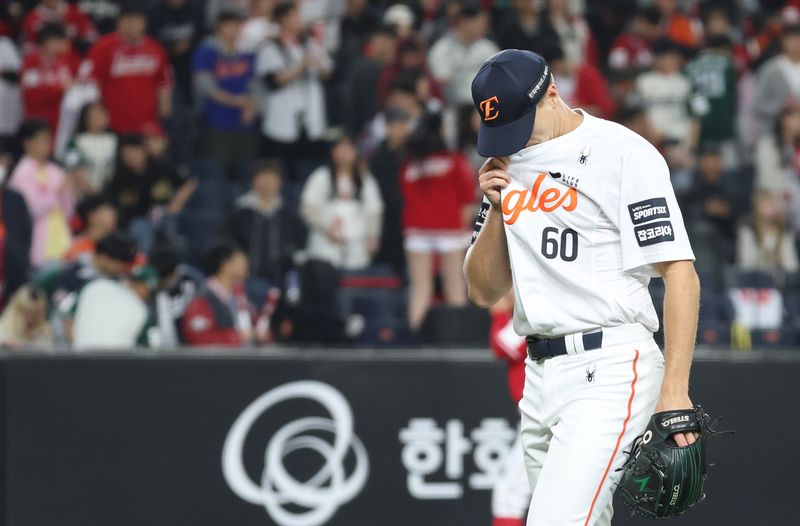 28일 대전 한화생명볼파크에서 열린 2026 신한 SOL KBO리그 SSG 랜더스와 한화 이글스의 경기에서 10회초 한화 쿠싱이 실점하며 더그아웃으로 들어가고 있다.뉴스1