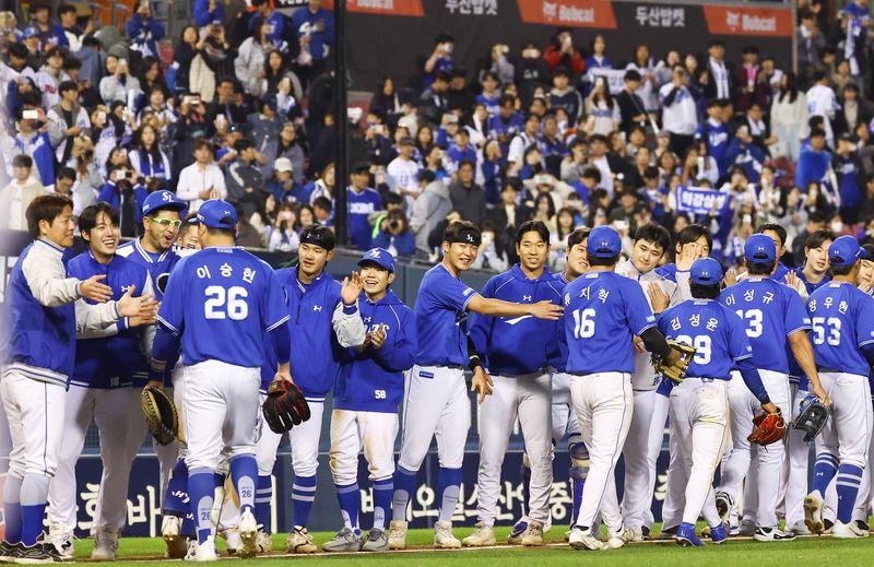 [서울=뉴시스] 황준선 기자 = 28일 서울 송파구 잠실야구장에서 열린 2026 KBO 리그 삼성 라이온즈와 두산 베어스의 경기, 5-4로 승리한 삼성 선수들이 자축하고 있다. 2026.04.28. hwang@newsis.com