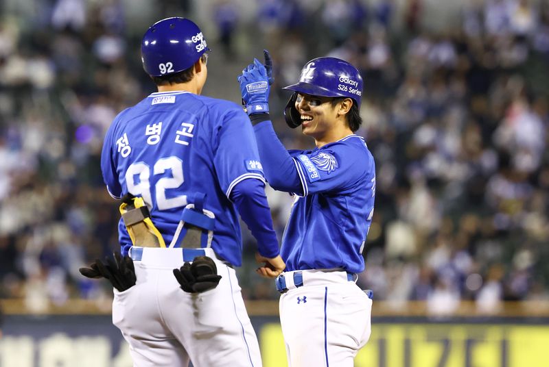 [서울=뉴시스] 황준선 기자 = 28일 서울 송파구 잠실야구장에서 열린 2026 KBO 리그 삼성 라이온즈와 두산 베어스의 경기, 10회 초 1사 2루 삼성 김성윤이 1타점 적시타를 친 뒤 세리머니 하고 있다. 2026.04.28. hwang@newsis.com