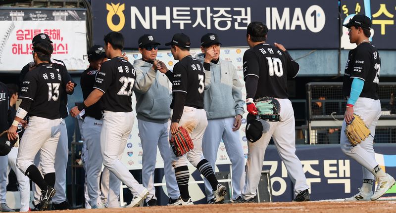 [서울=뉴시스] 박주성 기자 = 29일 오후 서울 송파구 잠실야구장에서 열린 2026 신한 SOL KBO리그 KT 위즈와 LG 트윈스의 경기, KT 위즈가 LG 트윈스에게 6대5로 승리 후 이강철 감독과 코칭스테프가 선수들과 인사를 나누고 있다. 2026.03.29. park7691@newsis.com
