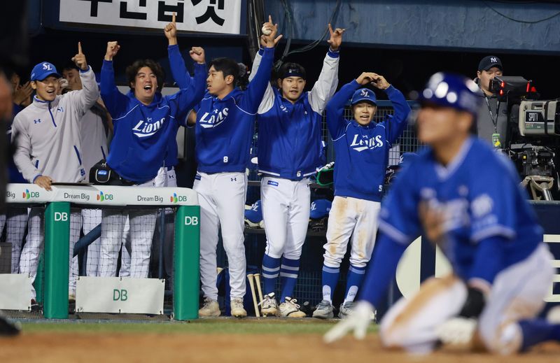 28일 서울 송파구 잠실야구장에서 열린 '2026 신한 SOL KBO리그' 삼성 라이온즈와 두산 베어스의 경기, 삼성 더그아웃 선수들이 연장 10회초 1사 2루 상황에서 김성윤의 적시타가 나오자 환호하고 있다. 2026.4.28 ⓒ 뉴스1 이호윤 기자