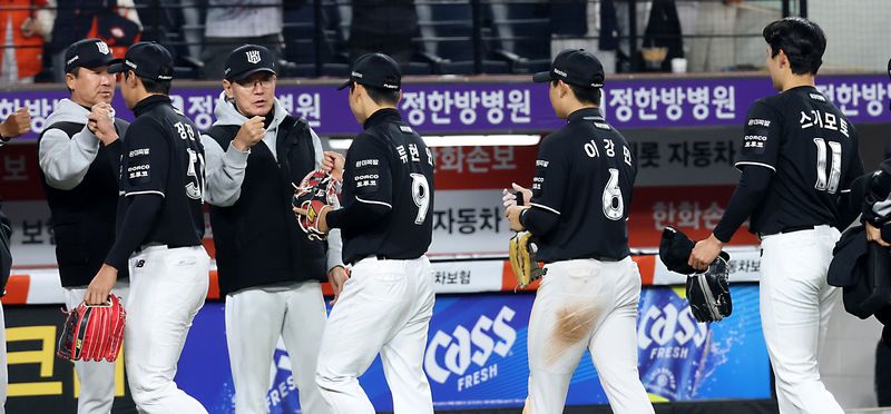 2일 대전 한화생명볼파크에서 열린 2026 신한 SOL KBO리그 KT 위즈와 한화 이글스의 경기에서 13:8로 KT가 승리한 가운데 이강철 감독이 시즌 개막 5연승을 자축하며 선수들과 하이파이브를 하고 있다. 2026.4.2 ⓒ 뉴스1 김기남 기자