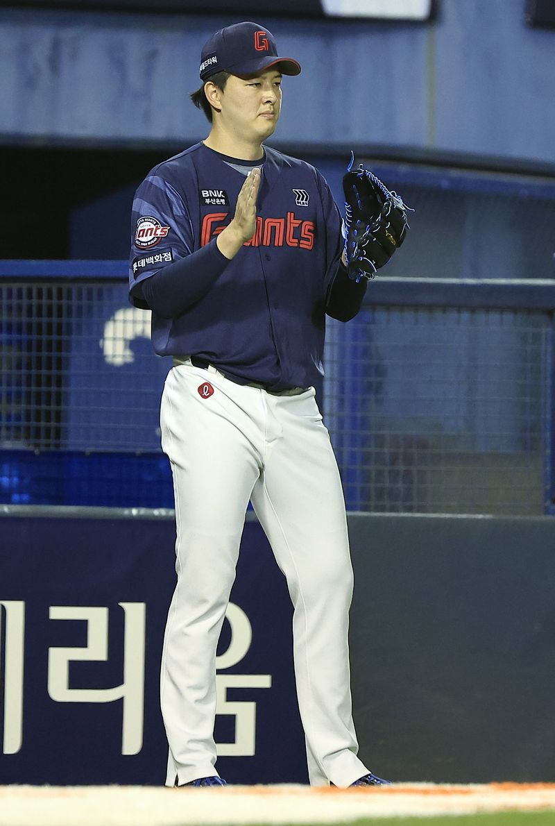 15일 서울 송파구 잠실야구장에서 열린 '2026 신한 SOL KBO리그' 롯데 자이언츠와 LG 트윈스의 경기, 8회말 2사 주자 1루 상황에 LG 오스틴의 타구를 우익수가 잡아내며 이닝을 마치자 롯데 김원중이 마운드에서 내려와 야수들을 맞이하고 있다. 2026.4.15 ⓒ 뉴스1 박정호 기자