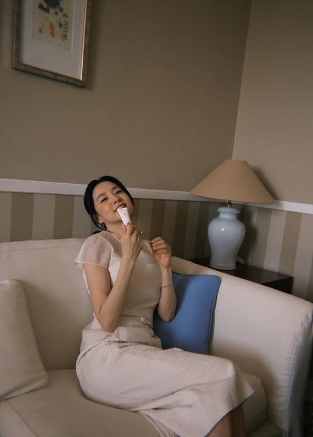 봄 여신 된 이영애…꽃밭에서 변함없는 우아미