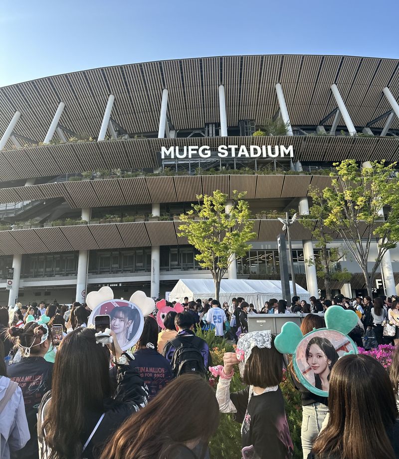 [도쿄=뉴시스] 이재훈 기자 = 28일 오후 일본 도쿄 국립경기장에서 열린 여섯 번째 월드투어 '디스 이즈 포(THIS IS FOR) 인 재팬' 시작 전 팬들이 기념 사진을 찍고 있다. 2026.04.28. realpaper7@newsis.com *재판매 및 DB 금지