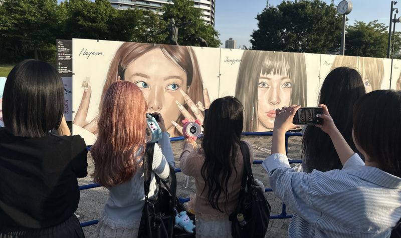 [도쿄=뉴시스] 이재훈 기자 = 28일 오후 일본 도쿄 국립경기장에서 열린 여섯 번째 월드투어 '디스 이즈 포(THIS IS FOR) 인 재팬' 시작 전 팬들이 기념 사진을 찍고 있다. 2026.04.28. realpaper7@newsis.com *재판매 및 DB 금지