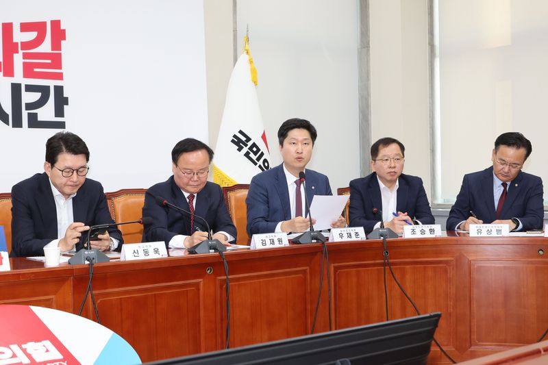 우재준 국민의힘 청년최고위원이 27일 여의도 국회에서 열린 최고위원회의에서 발언을 하고 있다. 사진=박범준 기자