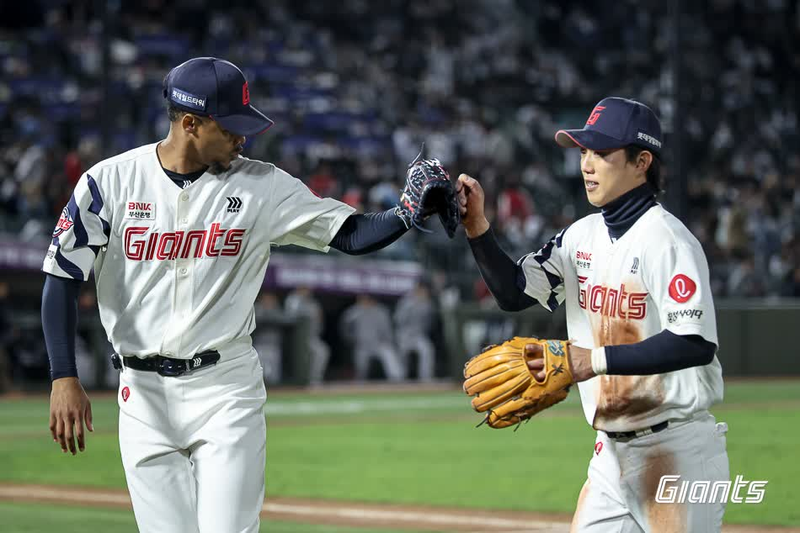 멋진 수비를 한 후 로드리게스와 하이파이브를 하는 전민재.롯데 자이언츠 제공