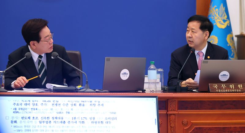 [서울=뉴시스] 고범준 기자 = 이재명 대통령이 28일 청와대에서 열린 국무회의 겸 비상경제점검회의에서 발언하고 있다. 오른쪽은 구윤철 부총리 겸 재정경제부 장관. (청와대통신사진기자단) 2026.04.28. bjko@newsis.com