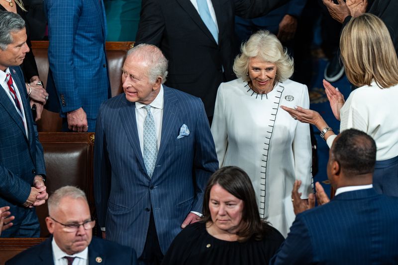 영국의 찰스 3세 국왕(왼쪽)과 카멀라 왕비가 28일(현지시간) 미국 워싱턴DC 국회의사당에서 의원들과 인사하고 있다.UPI연합뉴스