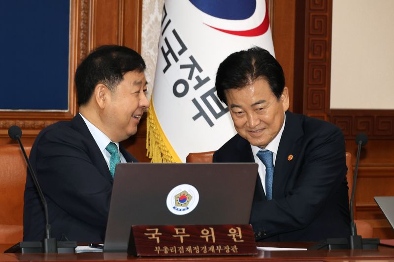 구윤철 부총리 겸 재정경제부 장관(왼쪽)과 정동영 통일부 장관이 29일 정부서울청사에서 열린 임시국무회의 겸 비상경제본부회의에 앞서 대화하고 있다. 사진=서동일 기자