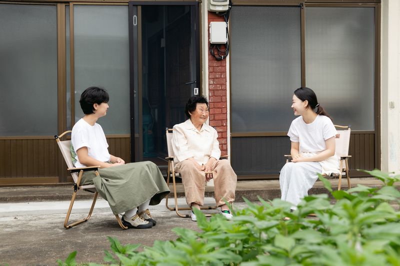 제주관광공사 카름스테이 체류 프로그램 참가자들이 신흥2리 동백마을 주민과 이야기를 나누고 있다. 카름스테이는 제주의 마을 자원과 문화를 기반으로 지역주민의 삶과 이야기를 가까이에서 경험하는 체류형 관광 프로그램이다. /사진=제주관광공사 제공