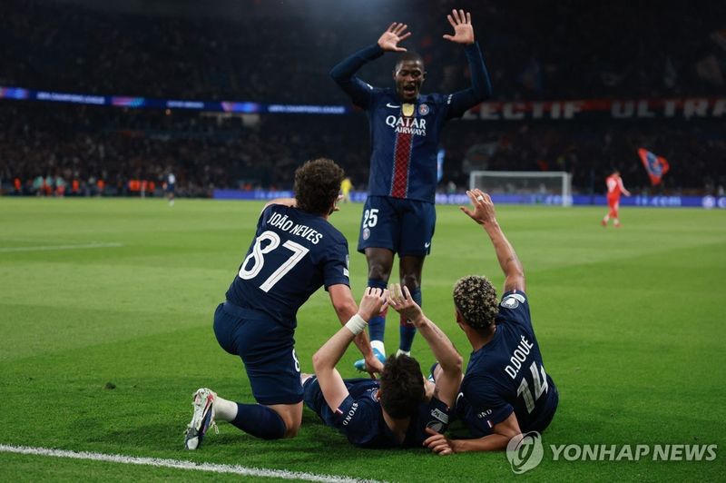 골 세리머니 하는 PSG 선수들. (출처=연합뉴스)