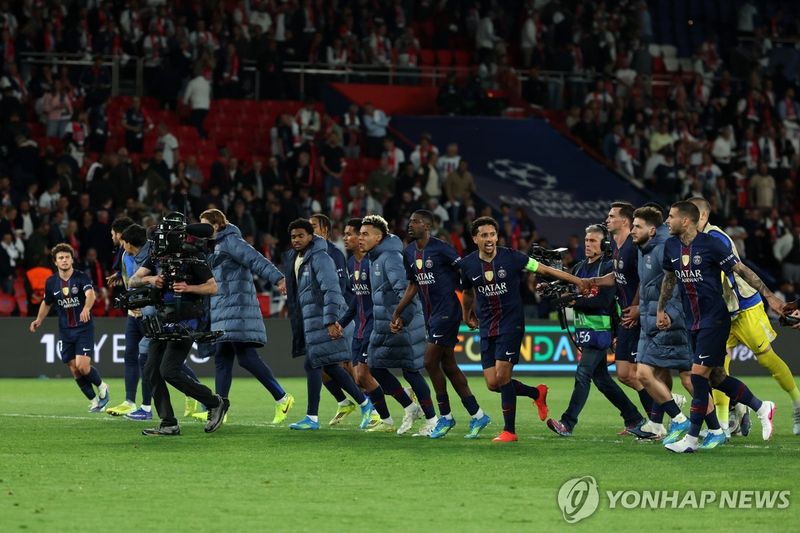 승리한 PSG 선수들. (출처=연합뉴스)